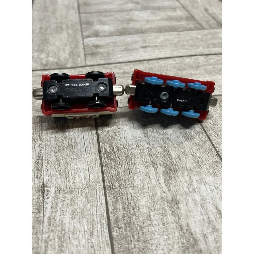 Thomas & Friends Take-N-Play Along Diecast Metal Thomas And‎ Jet Fuel Tanker